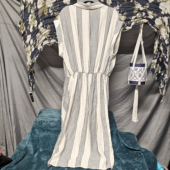 3/$25 En Creme | Sleeveless Button Down Twist Knot Midi Dress size Medium - Picture 6 of 7